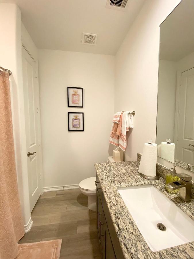 Luxe Three Story Duplex Near Downtown & Med Center Houston Exterior photo